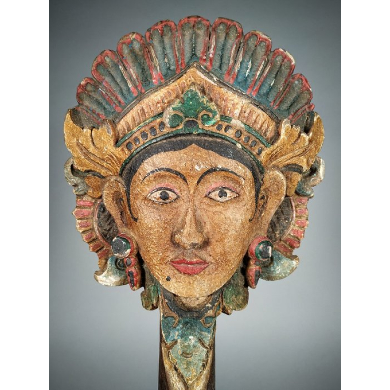 Votief masker uit Indonesië, gemonteerd op hardhouten sokkel